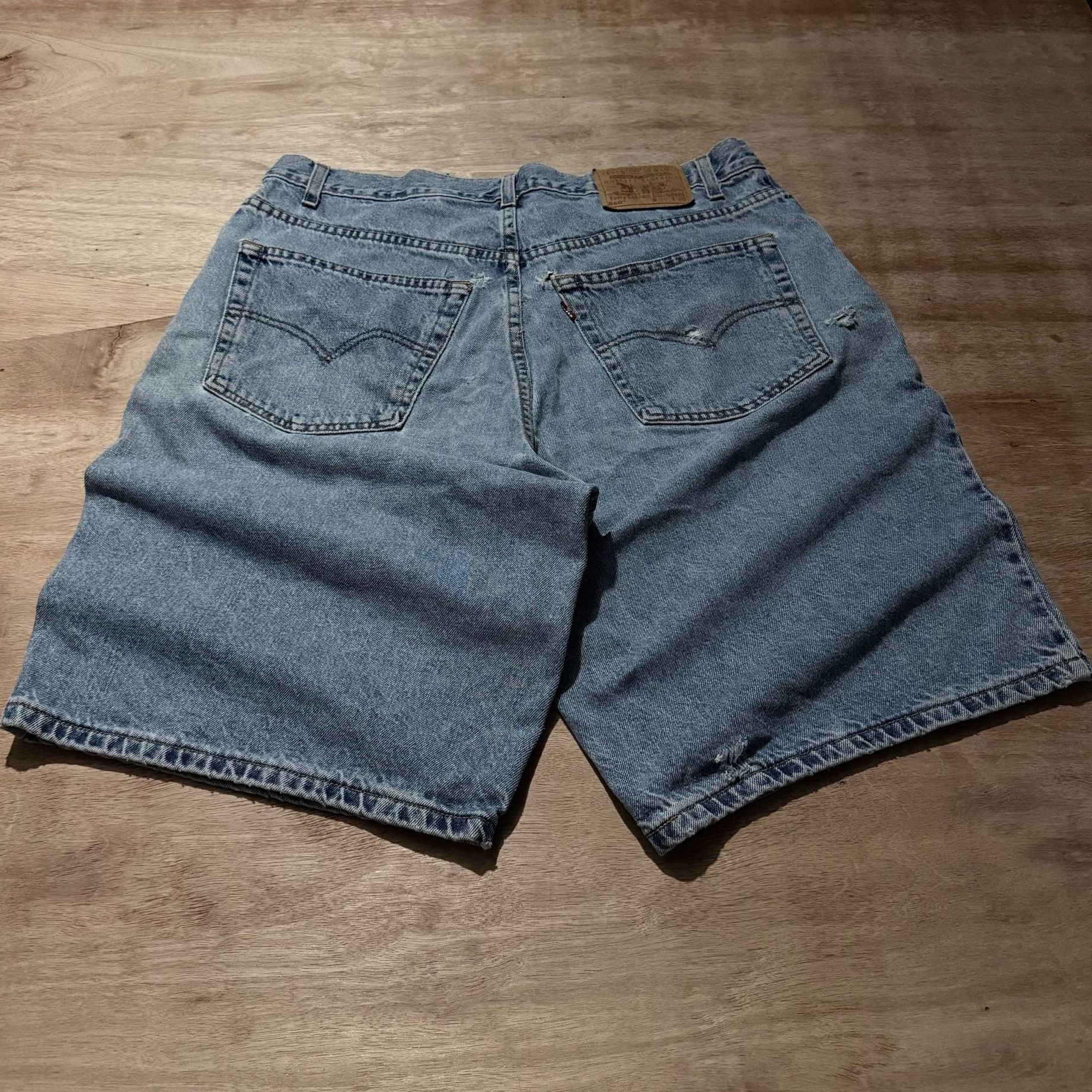 Vintage 1999 Levi’s 560 Denim Shorts Men’s 36 Baggy Distressed Light Wash 5