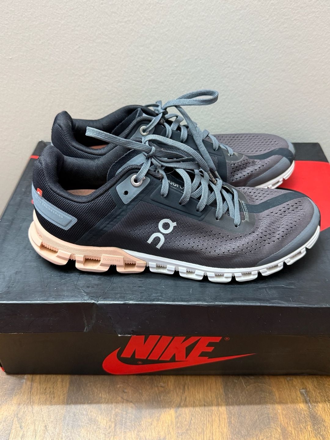 8W On Running Cloudflow Size W8 Black Gray Running Shoes 4