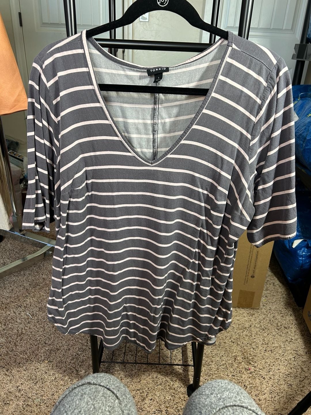 Torrid V-Neck Striped T-Shirt Size 1 Gray Pink Short Sleeve 4