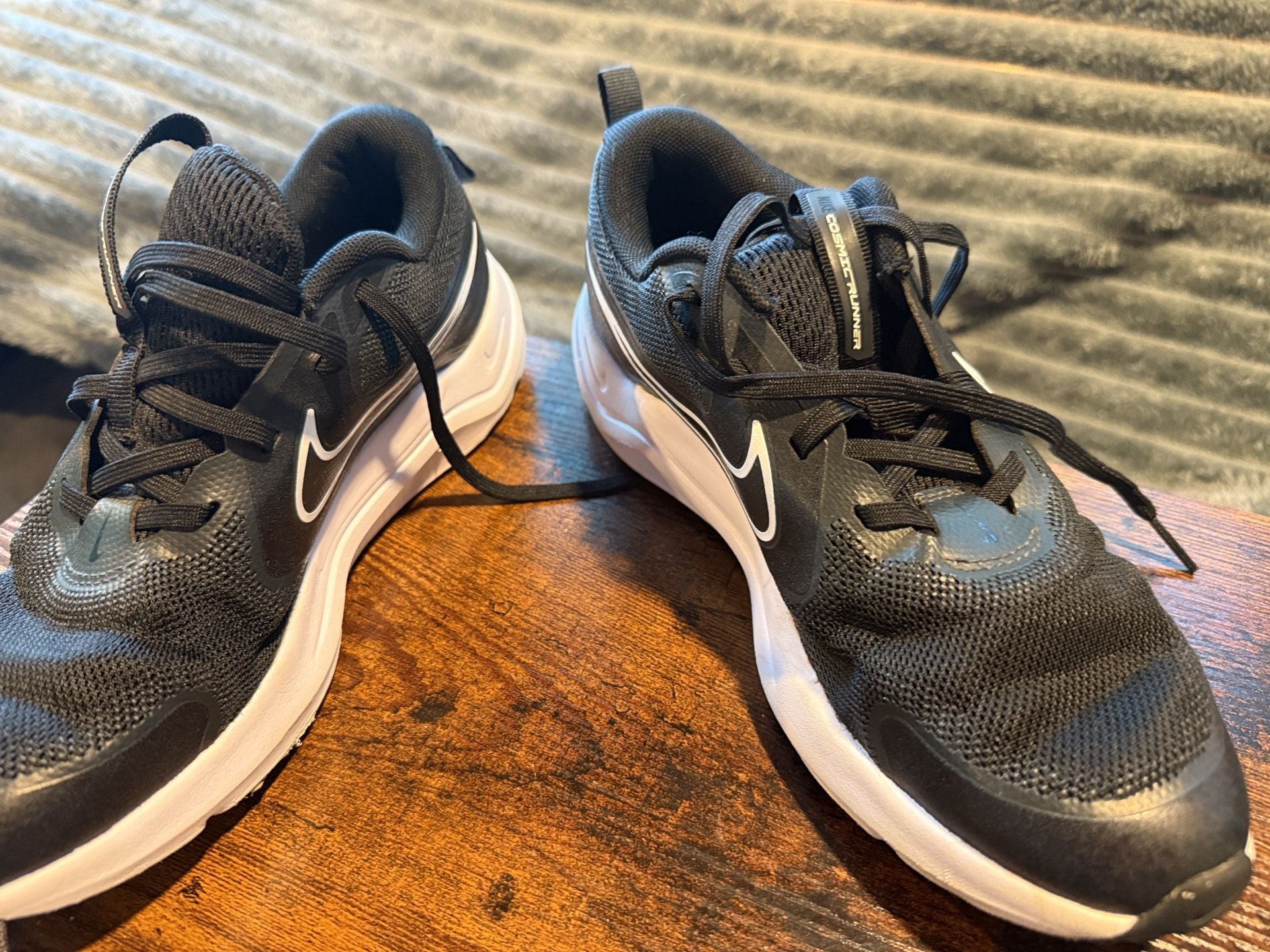 Nike Cosmic Runner Size 5Y Black White Sneakers 4