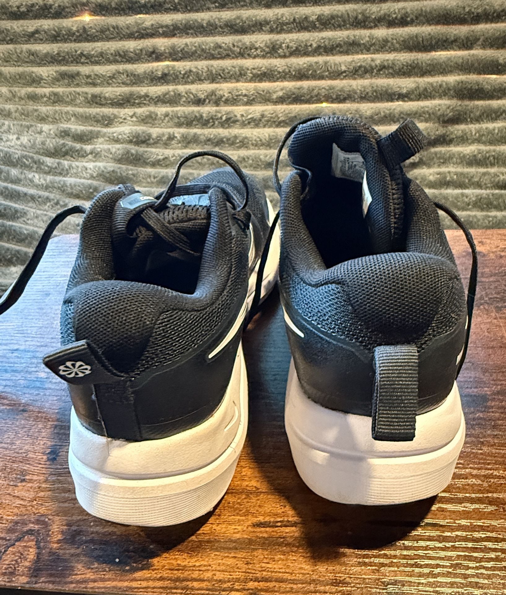 Nike Cosmic Runner Size 5Y Black White Sneakers 5