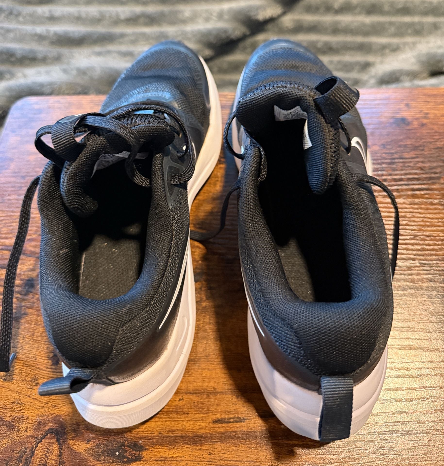 Nike Cosmic Runner Size 5Y Black White Sneakers 6