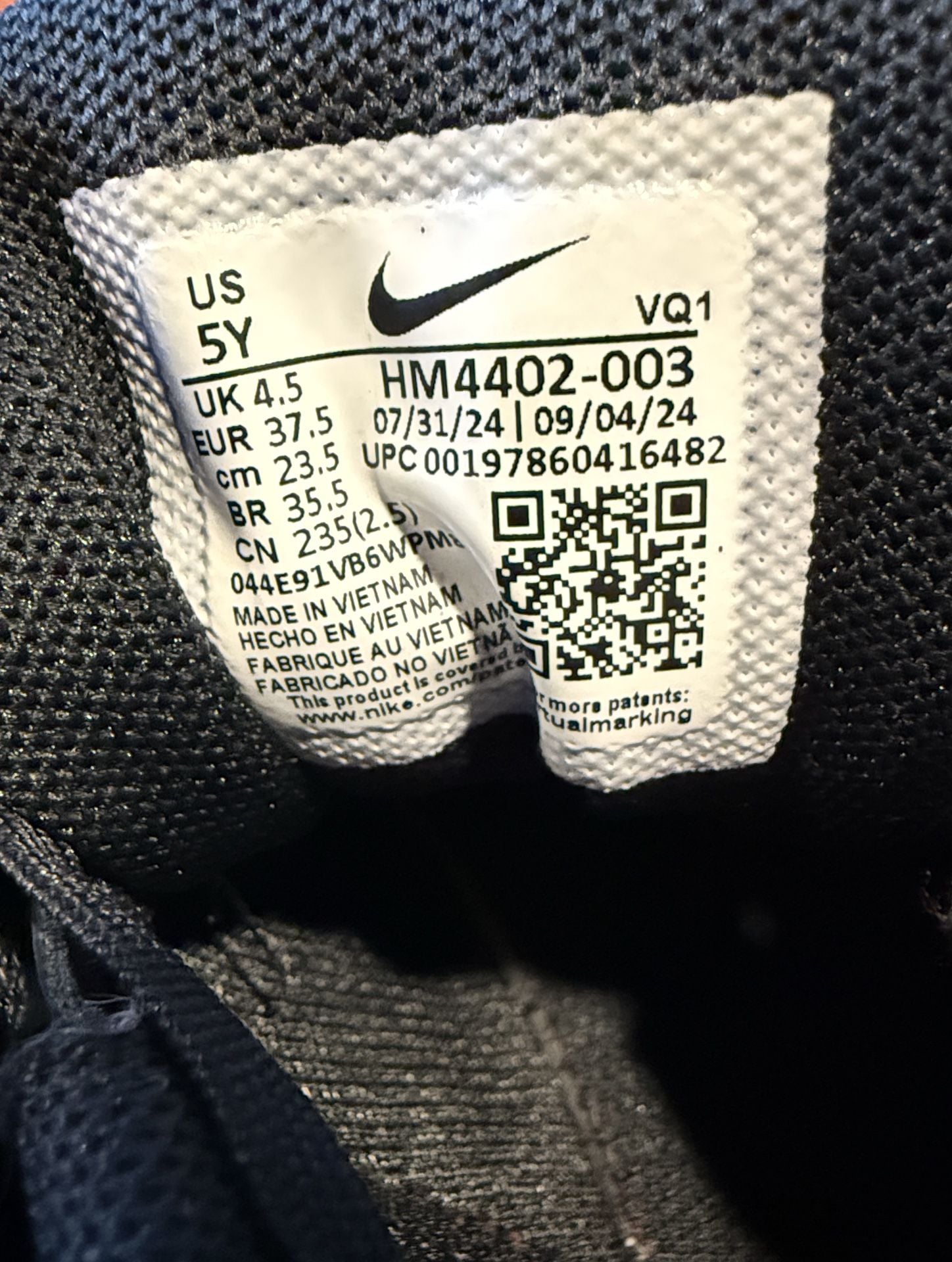 Nike Cosmic Runner Size 5Y Black White Sneakers 7