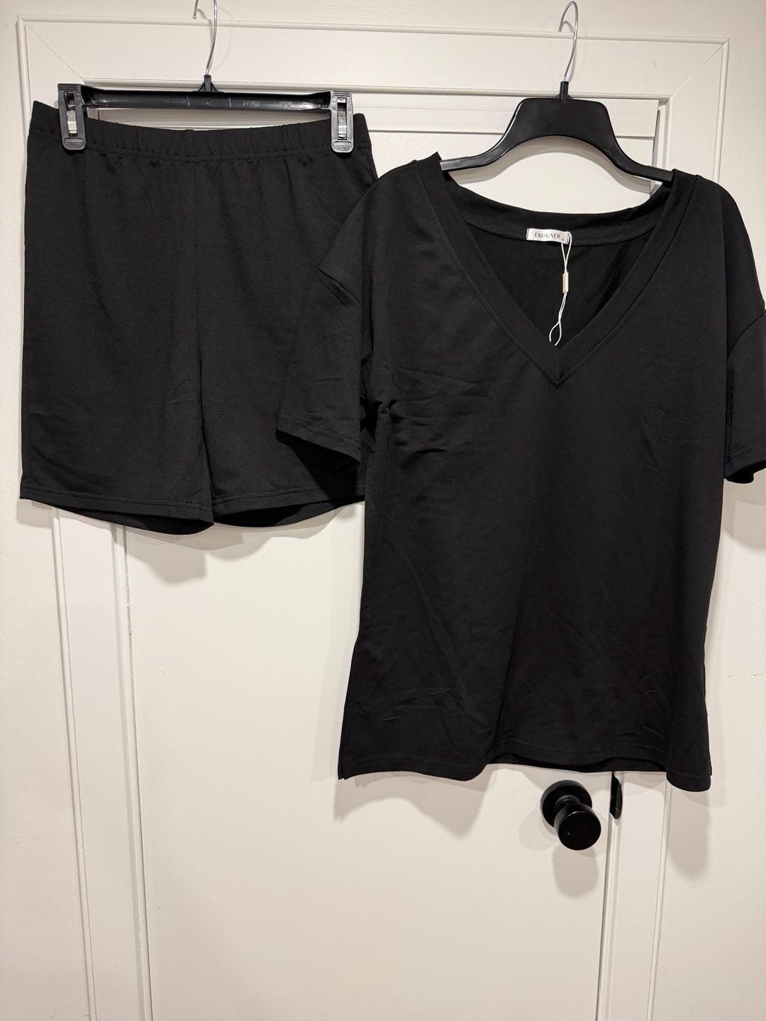 Ekouaer 2-Piece Lounge Set Size M Black V-Neck Top Shorts 1