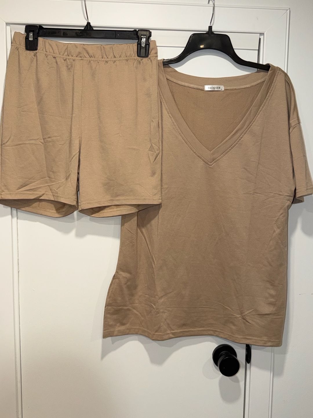 Ekouaer 2-Piece Lounge Set Size M Tan V-Neck Top Shorts 1
