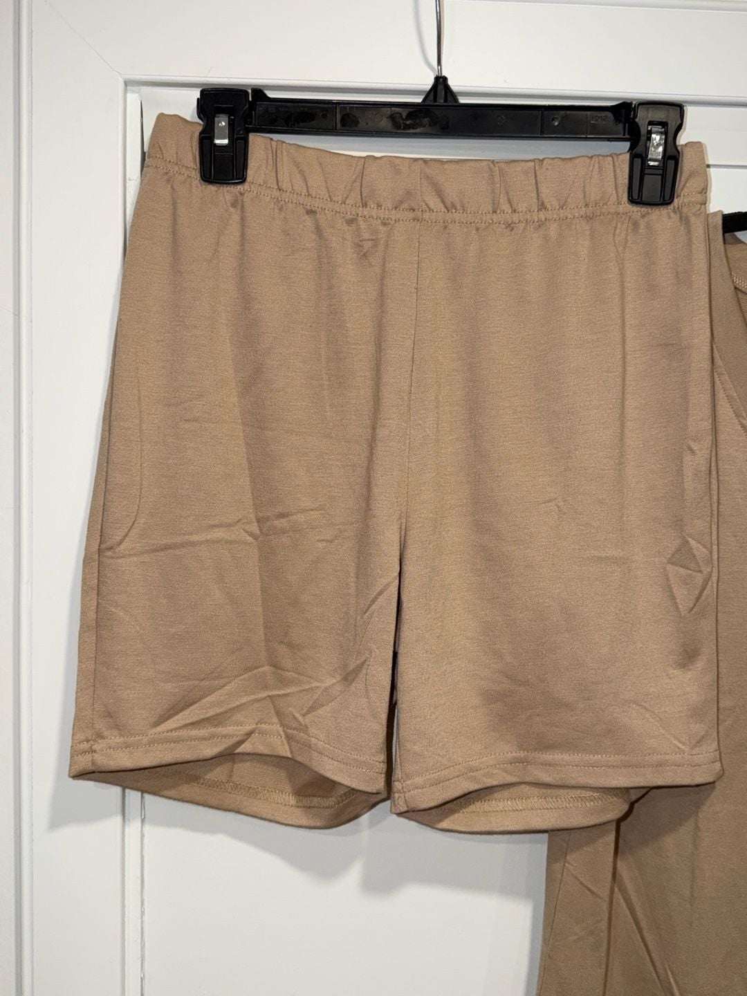 Ekouaer 2-Piece Lounge Set Size M Tan V-Neck Top Shorts 4
