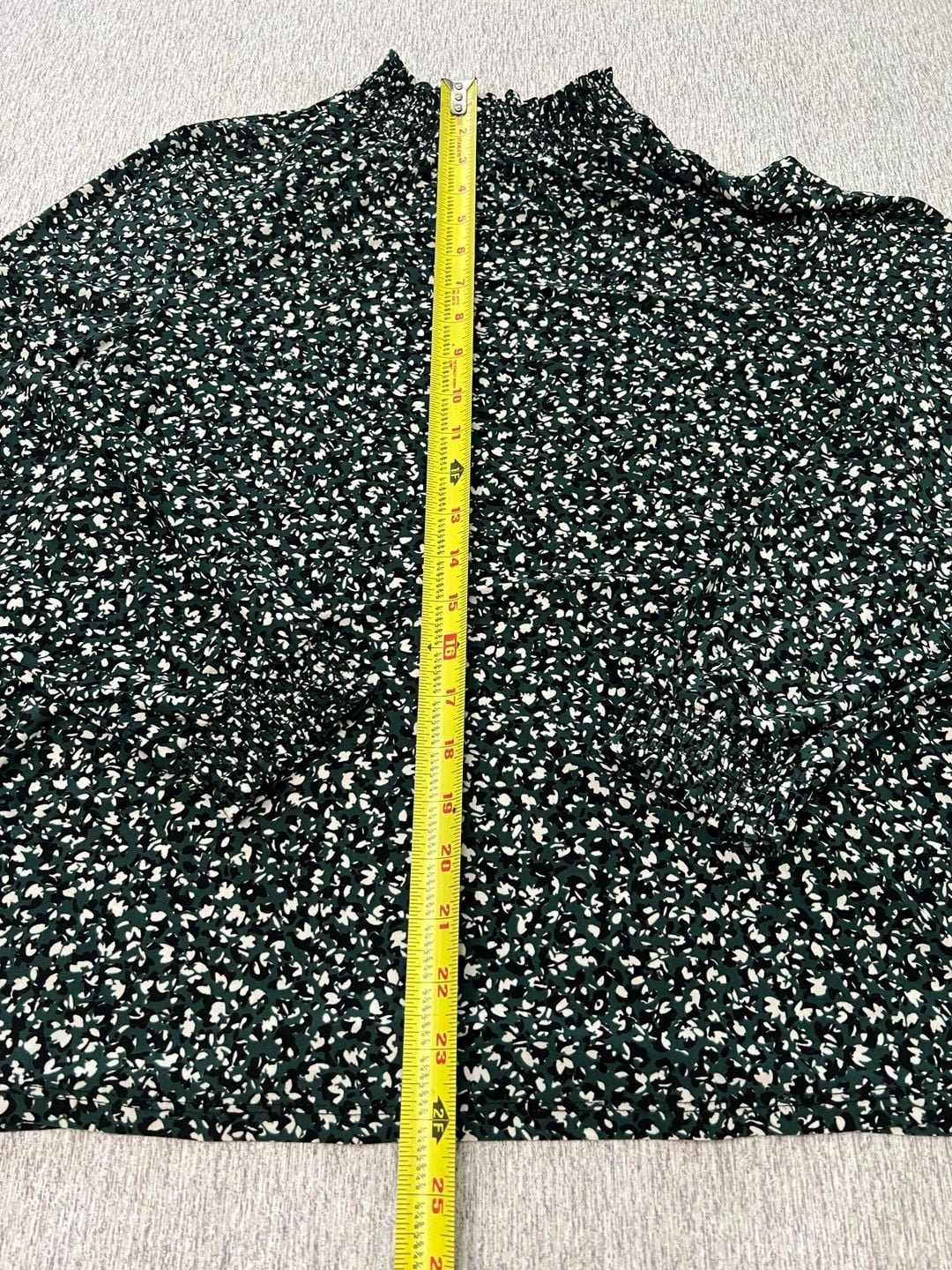 Anne Klein Blouse Size M Green Black Floral Smocked Mock Neck 3