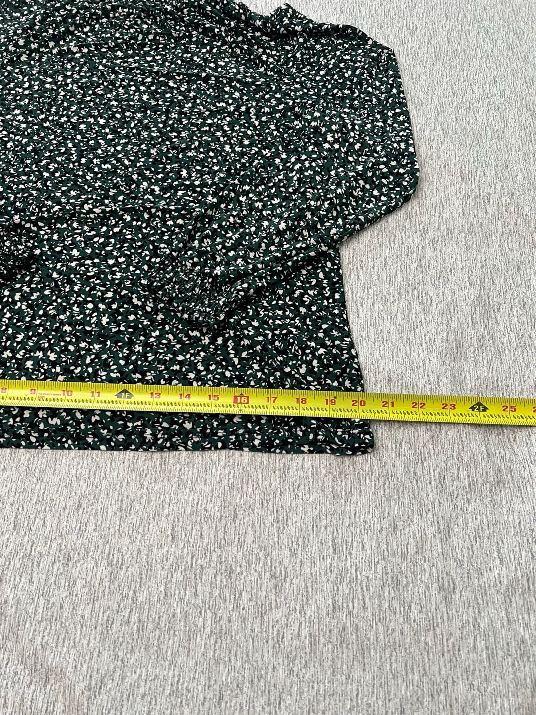 Anne Klein Blouse Size M Green Black Floral Smocked Mock Neck 4