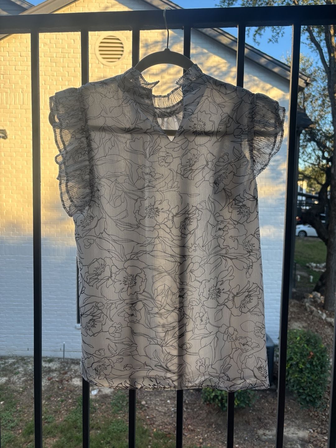 T Tahari Floral Blouse Size S/P Mock Neck Ruffle Sleeves 6