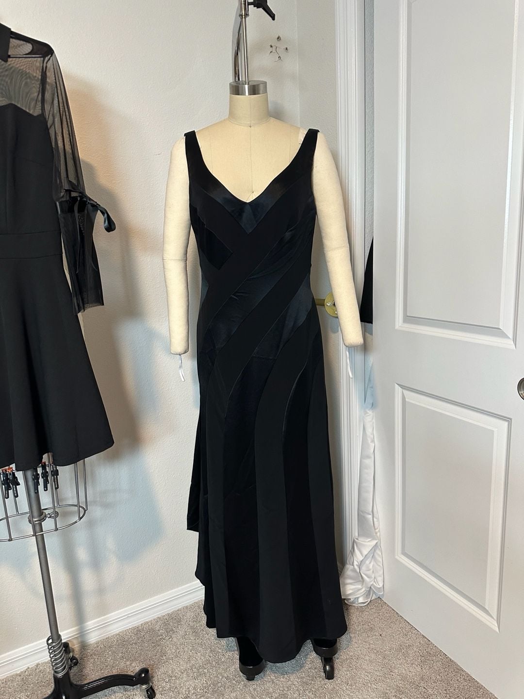 Black Satin Lace Inset V-Neck Plus Size Formal Evening Gown Size 10 3