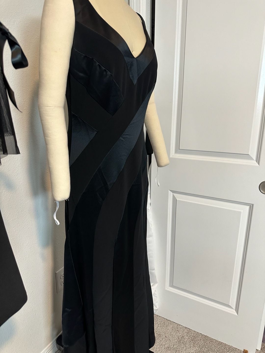Black Satin Lace Inset V-Neck Plus Size Formal Evening Gown Size 10 4