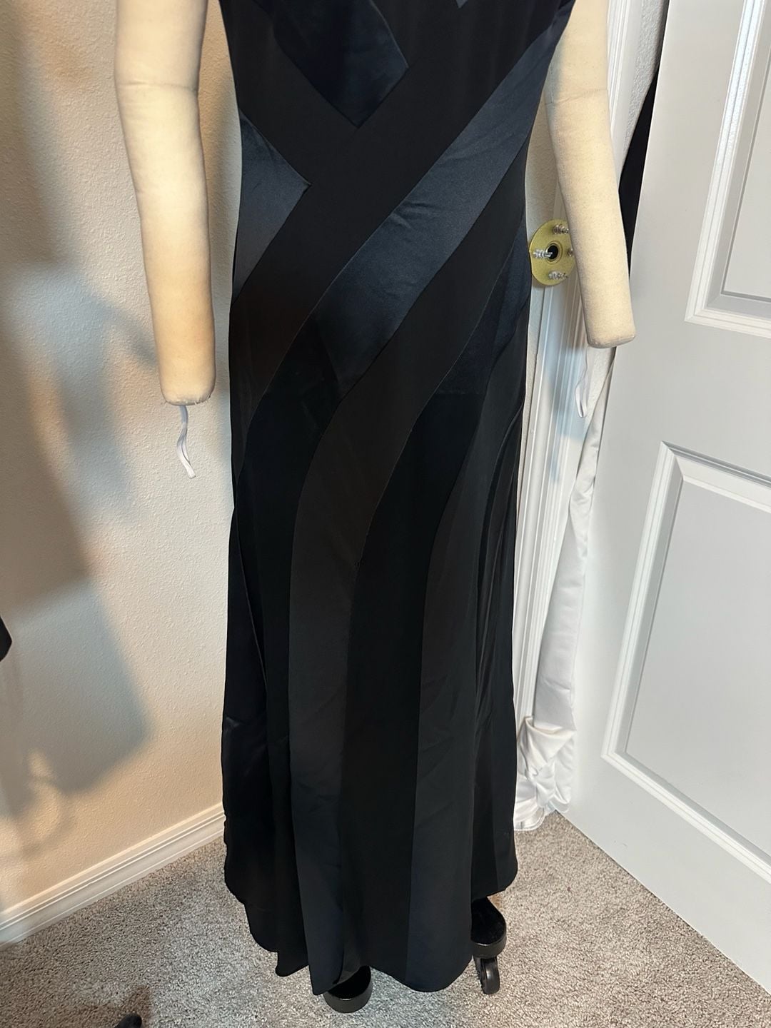Black Satin Lace Inset V-Neck Plus Size Formal Evening Gown Size 10 7
