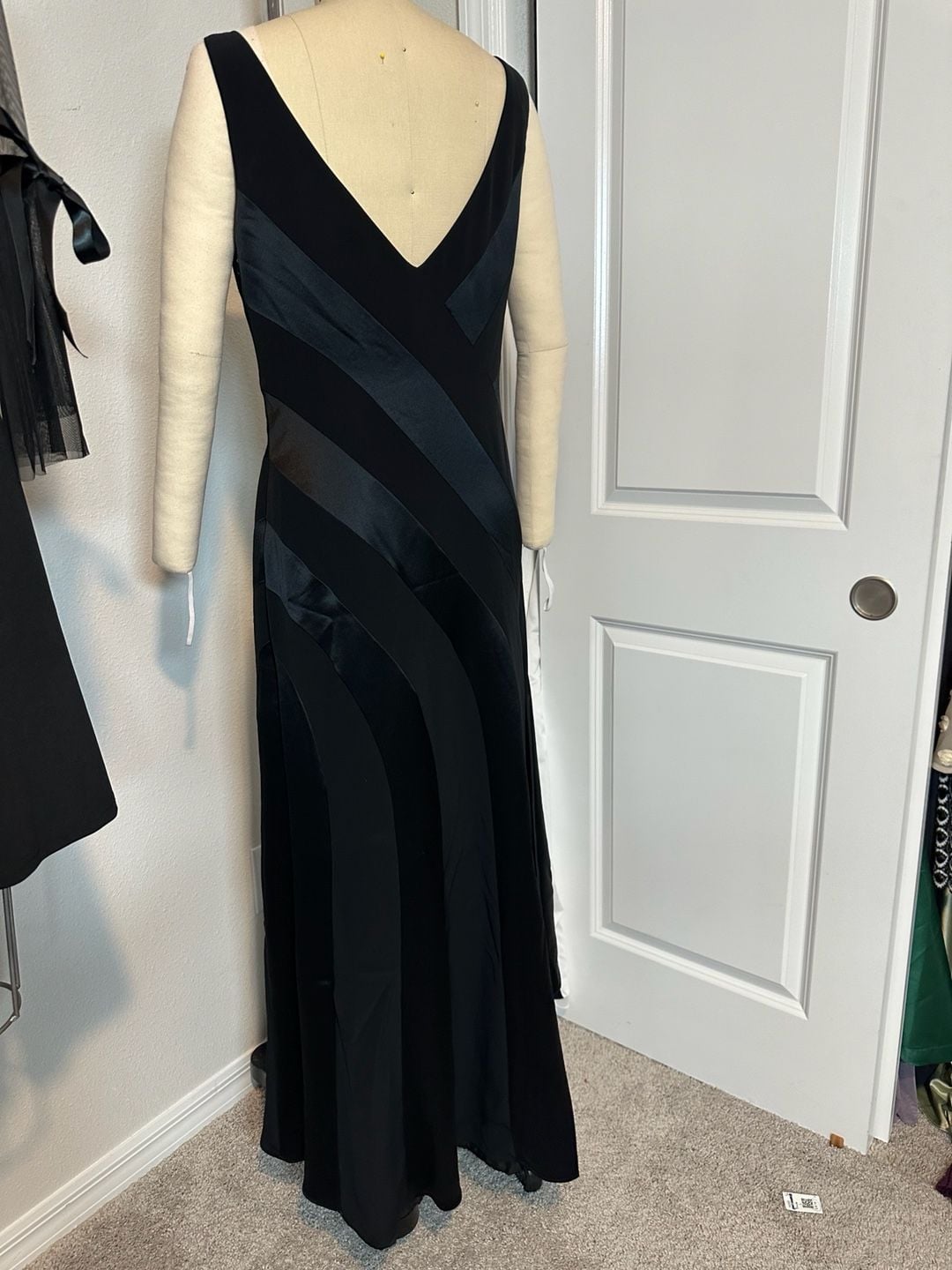 Black Satin Lace Inset V-Neck Plus Size Formal Evening Gown Size 10 8