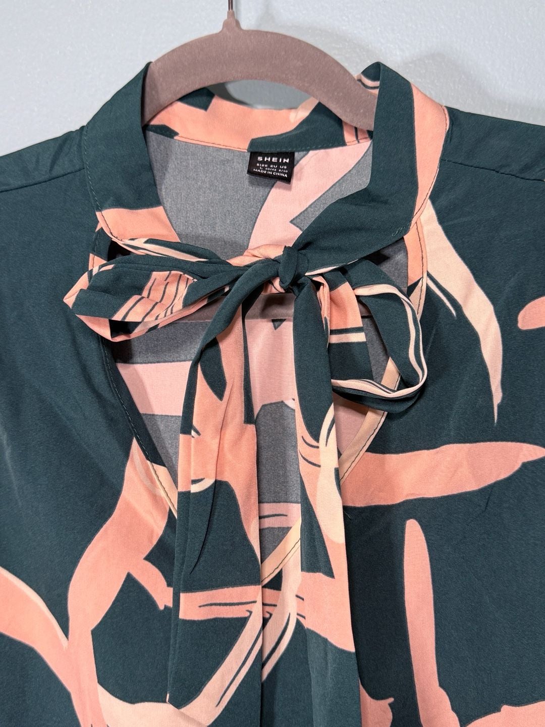 SHEIN Tie Neck Blouse Size L 8/10 Green Peach Abstract Print Cap Sleeve 4