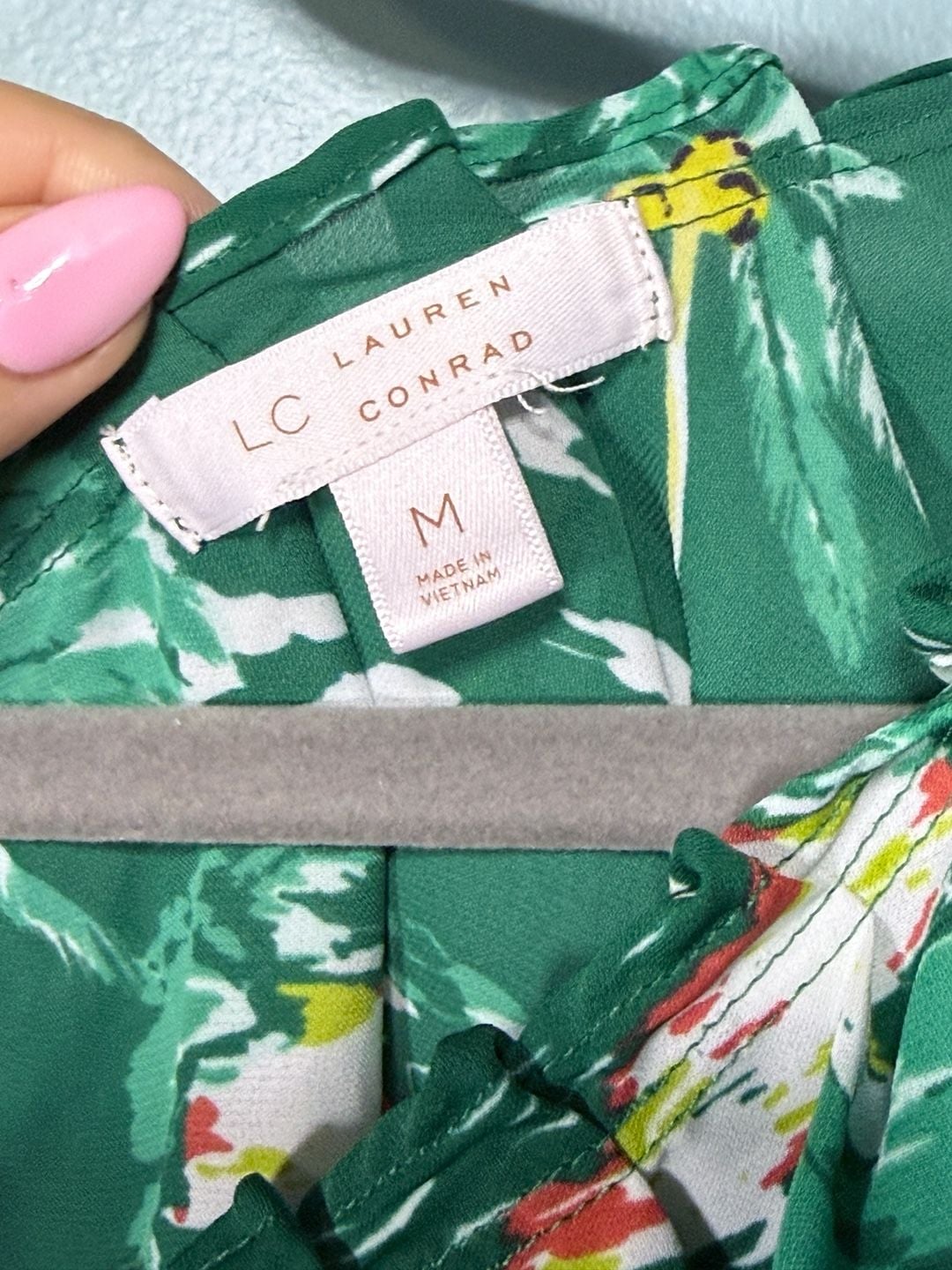 LC Lauren Conrad Blouse Size M Green Tropical Island Print Tie Back Top 3