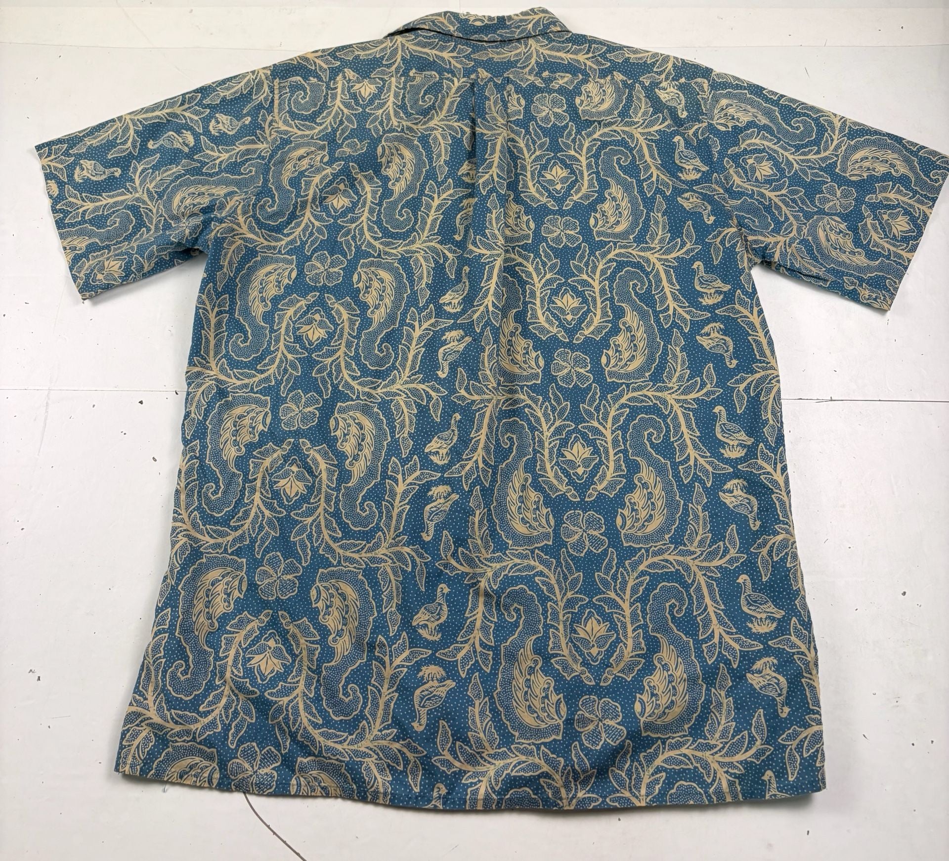 Reyn Spooner Hawaiian Shirt Blue Floral Short Sleeve Button Up Size M (OF) *fading, hole 9