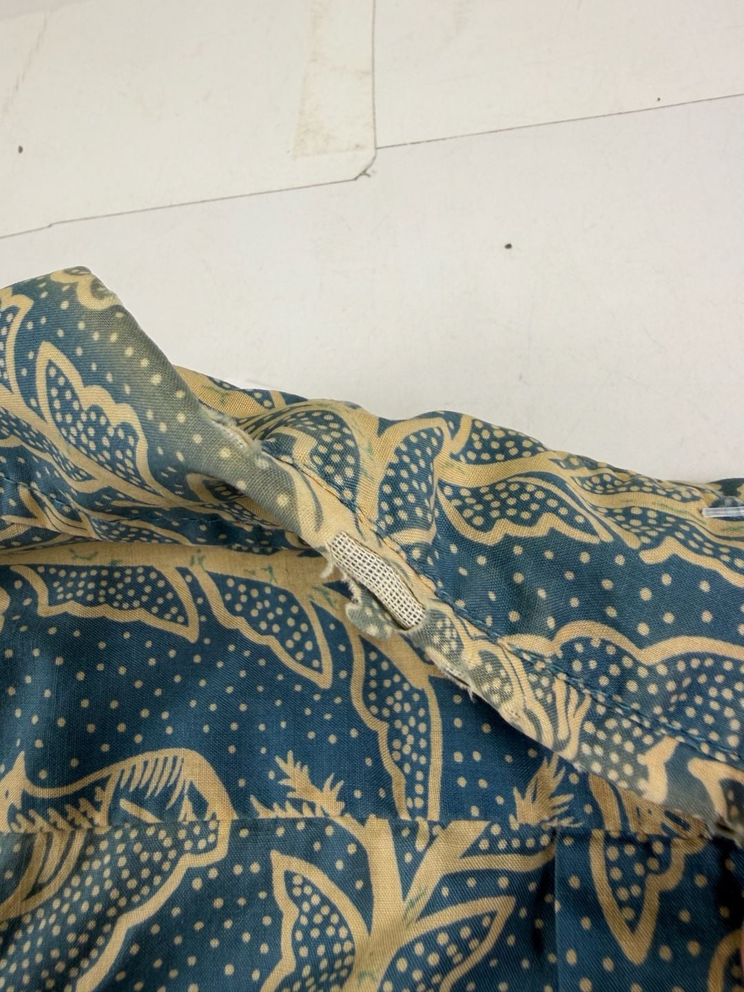 Reyn Spooner Hawaiian Shirt Blue Floral Short Sleeve Button Up Size M (OF) *fading, hole 13