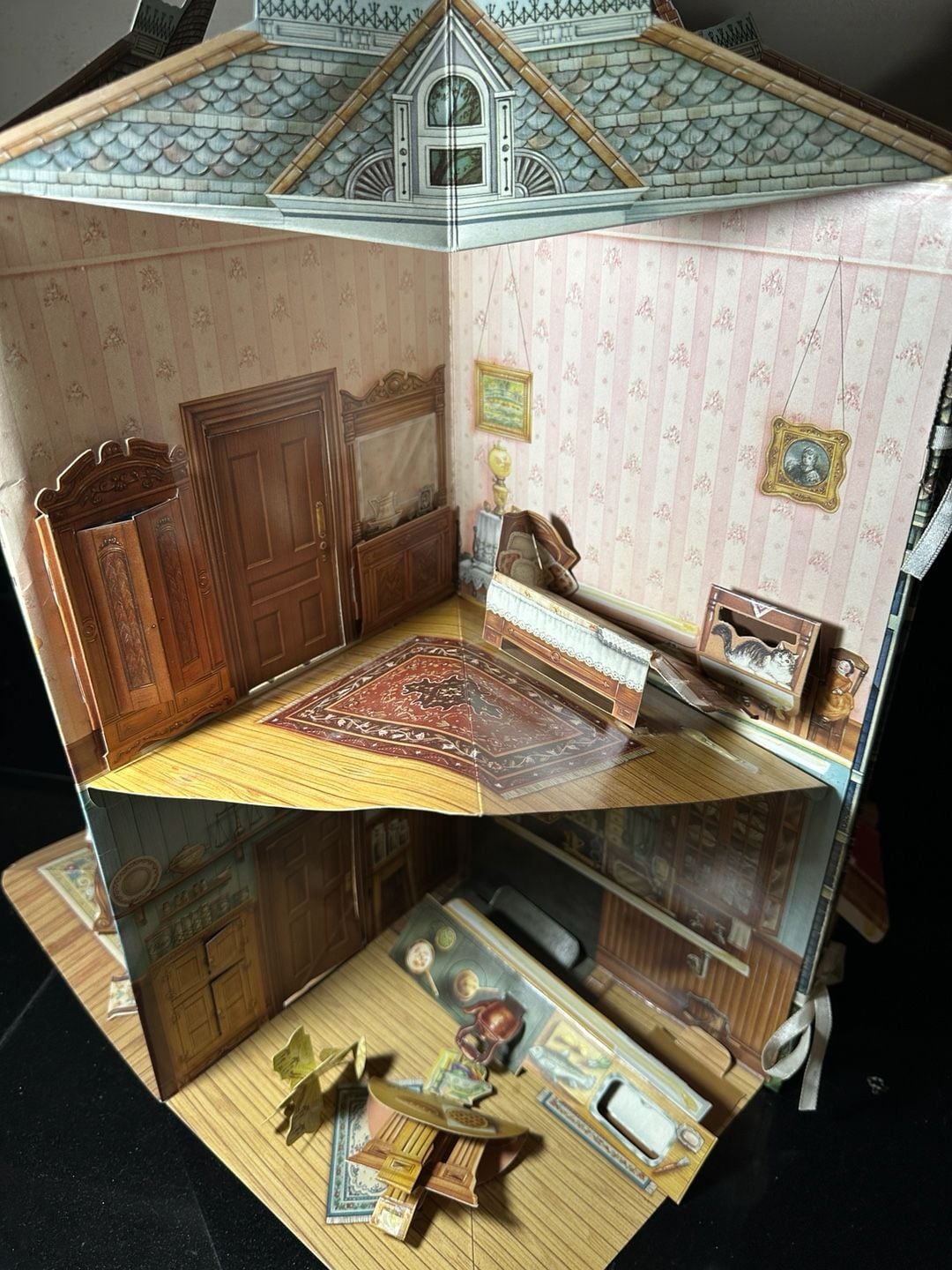 A Three-Dimensional Victorian Doll House 1998 Pop-Up Book 9