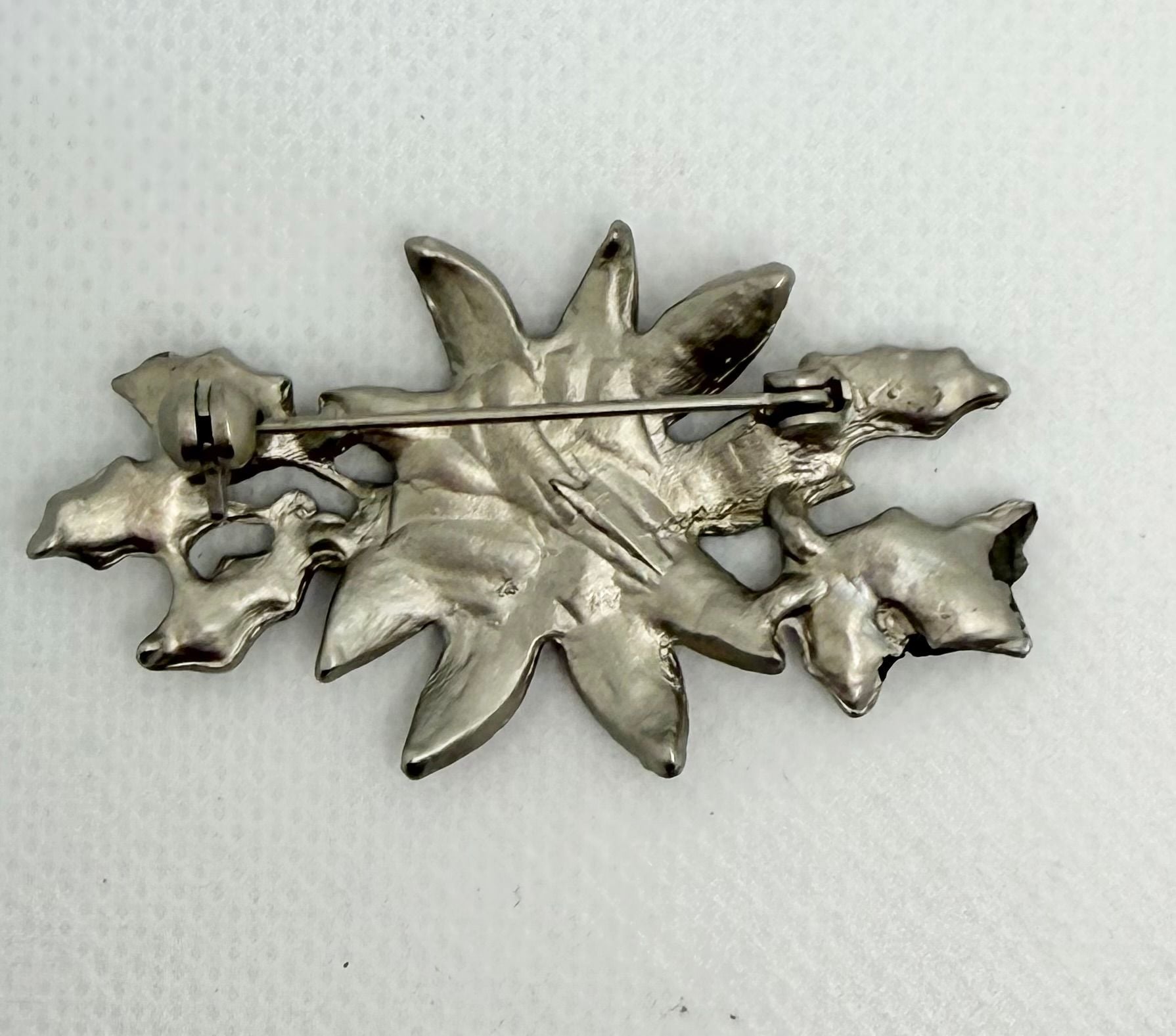 Vintage Silver Tone and Enamel Poinsettia Christmas Holiday Brooch Pin Red Green 3
