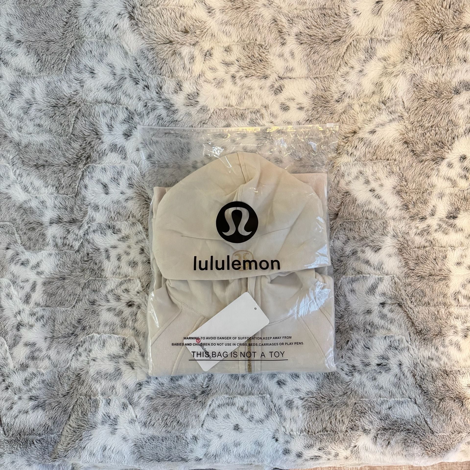 Lululemon Scuba Zip Hoodie Size 8 Beige Gold Logo Crop 7