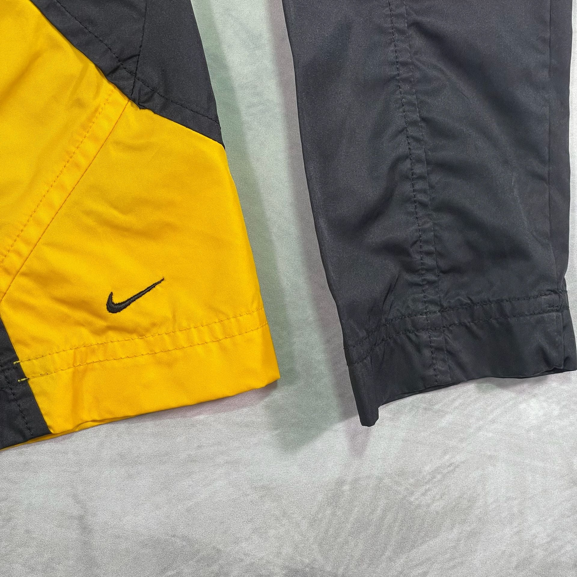 Nike Iowa Hawkeyes Jacket Size M (8-10) Black Yellow Full Zip Windbreaker 10