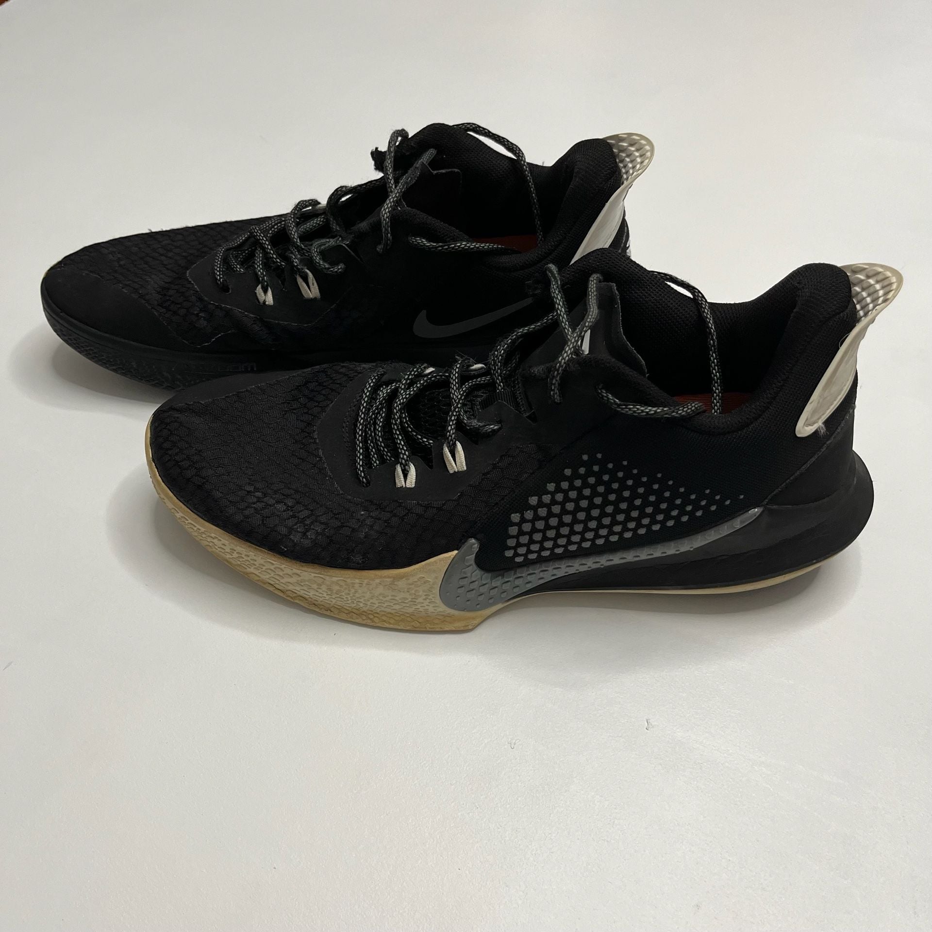 NIKE KOBE MAMBA FURY BLACK & WHITE SIZE 12 4