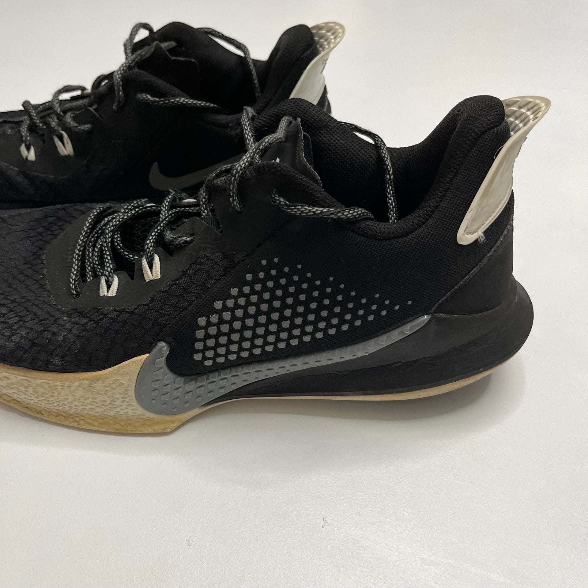 NIKE KOBE MAMBA FURY BLACK & WHITE SIZE 12 5