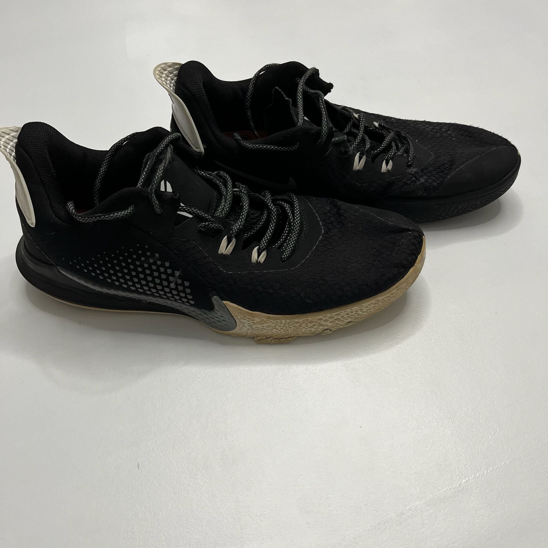 NIKE KOBE MAMBA FURY BLACK & WHITE SIZE 12 6