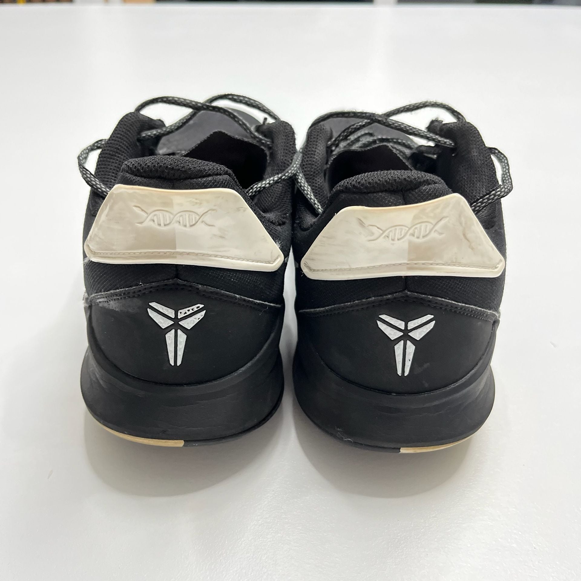 NIKE KOBE MAMBA FURY BLACK & WHITE SIZE 12 7