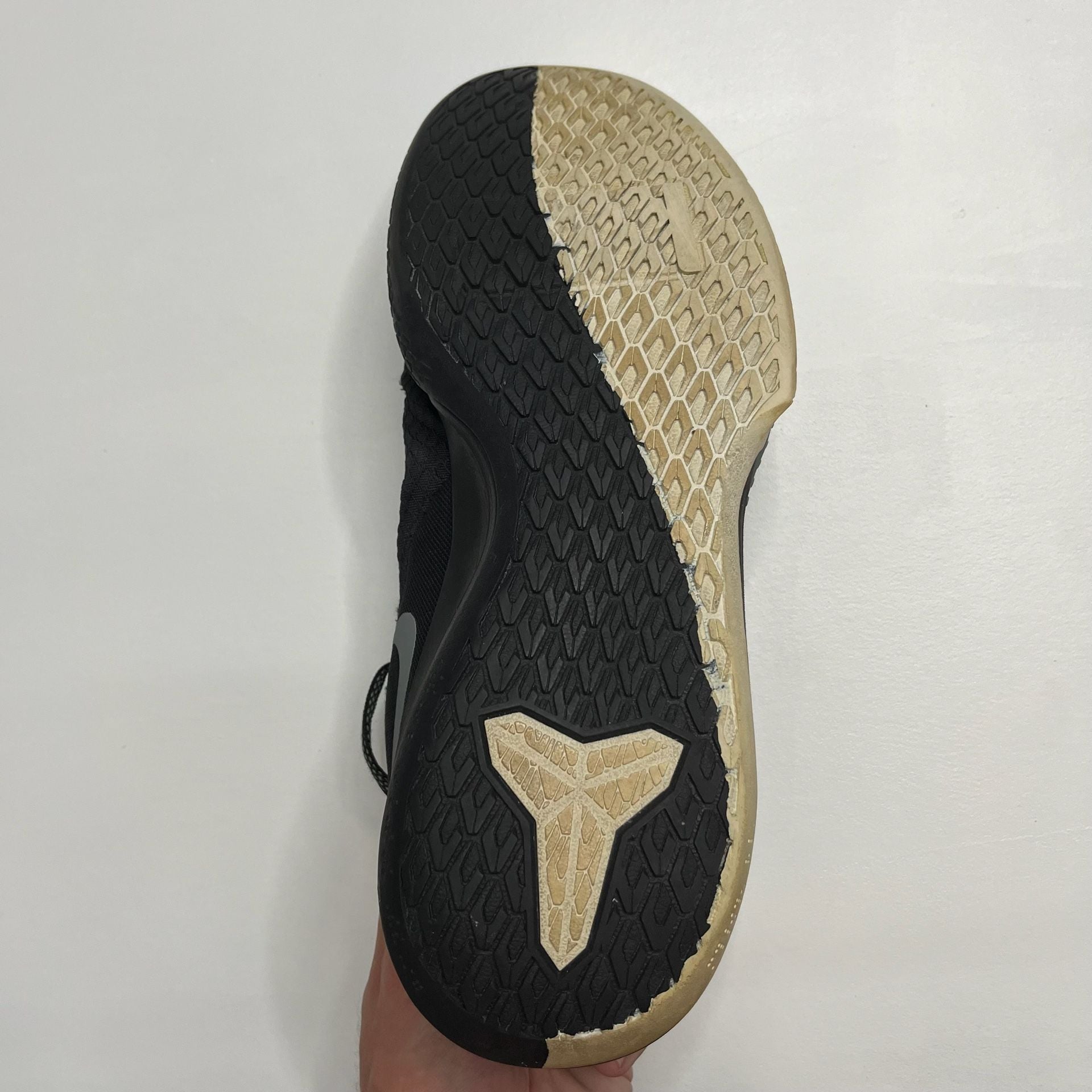 NIKE KOBE MAMBA FURY BLACK & WHITE SIZE 12 9