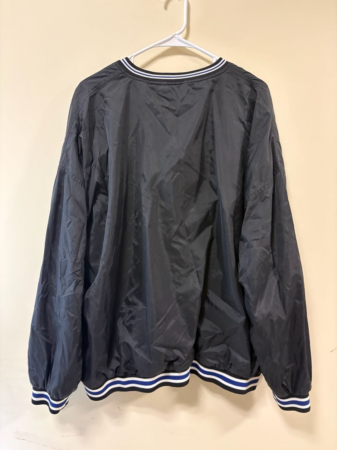 Vintage 80s 955 Sport Nylon Pullover Windbreaker Black Blue White Striped cuffs and bottom
Size is on the 4th slide
Dm for measurements
Send offers
#80s #GOLFWEAR #Windbreaker
#windbreaker #athletic 3