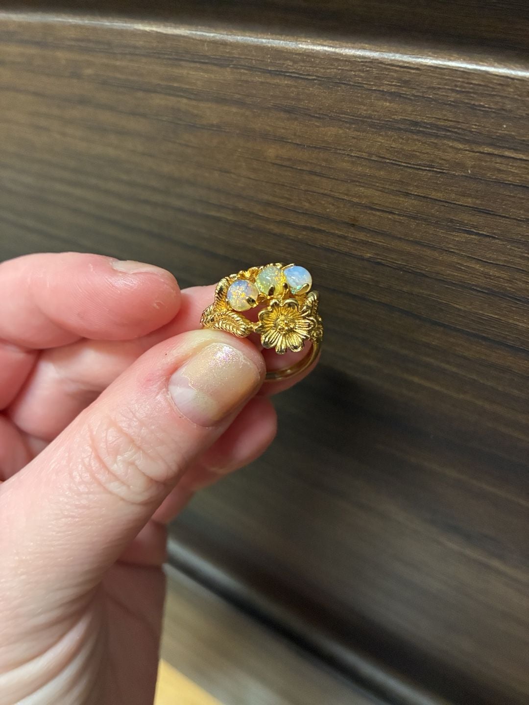 Vintage 1960s Avon Gold Tone Floral Statement Ring With Faux Opals 5