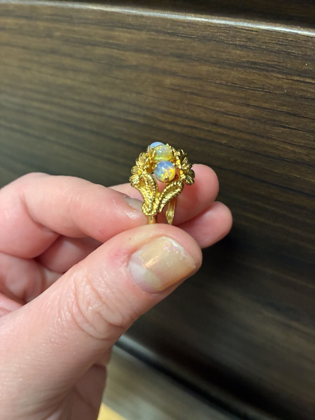 Vintage 1960s Avon Gold Tone Floral Statement Ring With Faux Opals 7