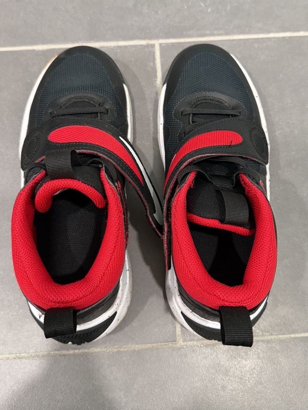 Nike Team Hustle D 11 Size 5Y Black Red Athletic Sneakers 8