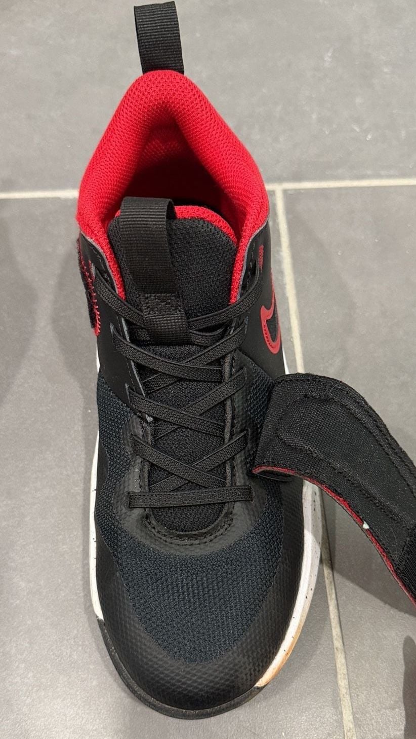 Nike Team Hustle D 11 Size 5Y Black Red Athletic Sneakers 9