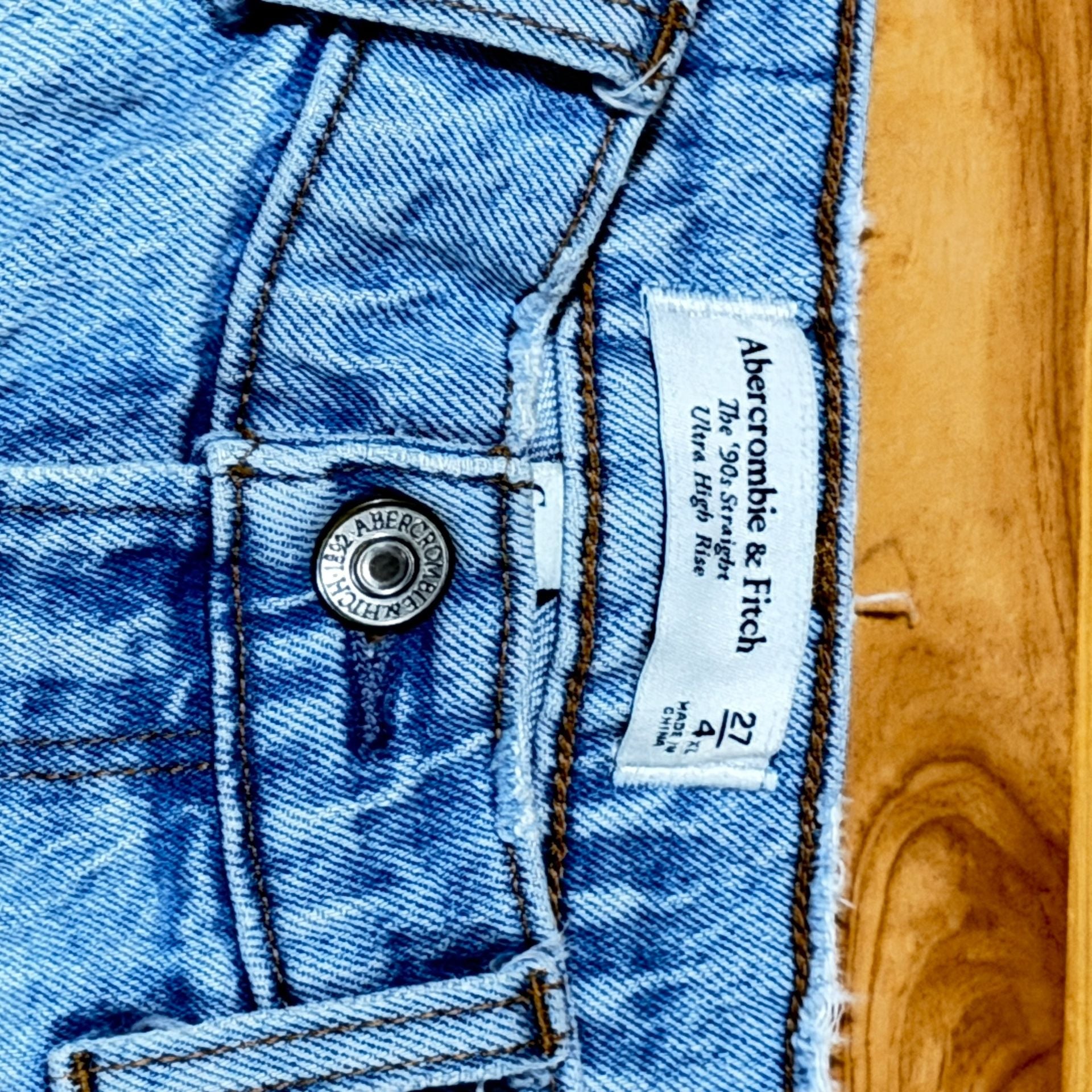 Abercrombie & Fitch Curve Love 90s Straight Ultra High Rise Jeans 27/4 6