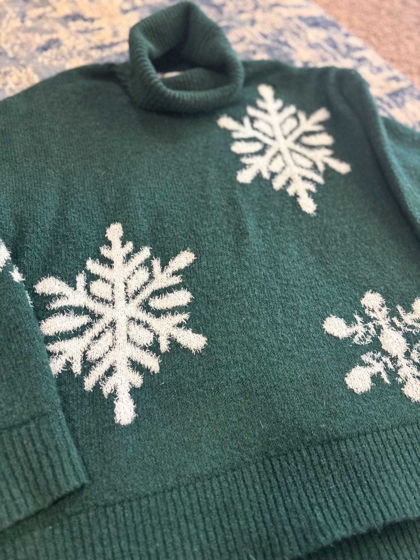 Cupcakes and Cashmere Turtleneck Sweater Size M Green Snowflake 2