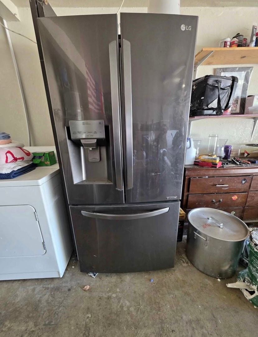 LG French Door Refrigerator with Ice Maker Stainless Steel 3