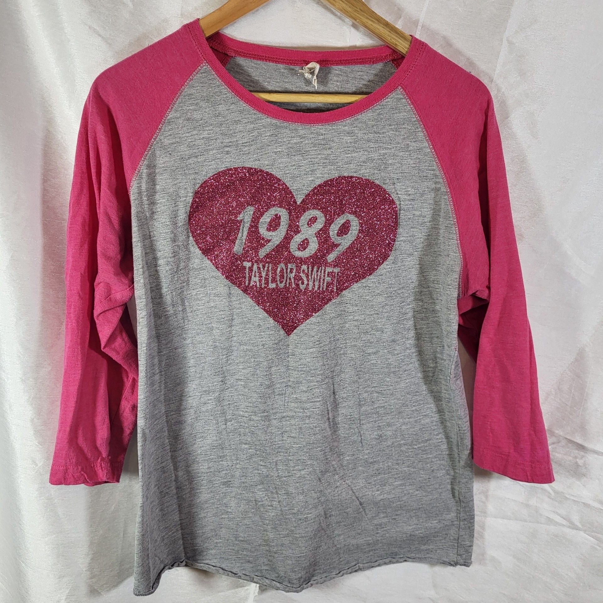 L.A.T. Taylor Swift 1989 Raglan Shirt Size L Gray Pink Shake It Off 2