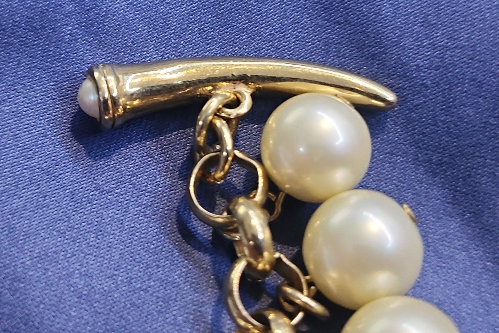 Carolee Lux Faux Pearl Gold Tone Toggle Charm Bracelet 4