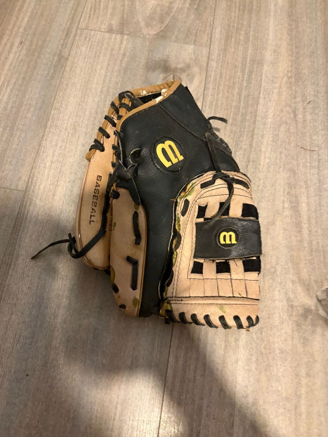 Wilson A2450 12" Baseball Glove 1