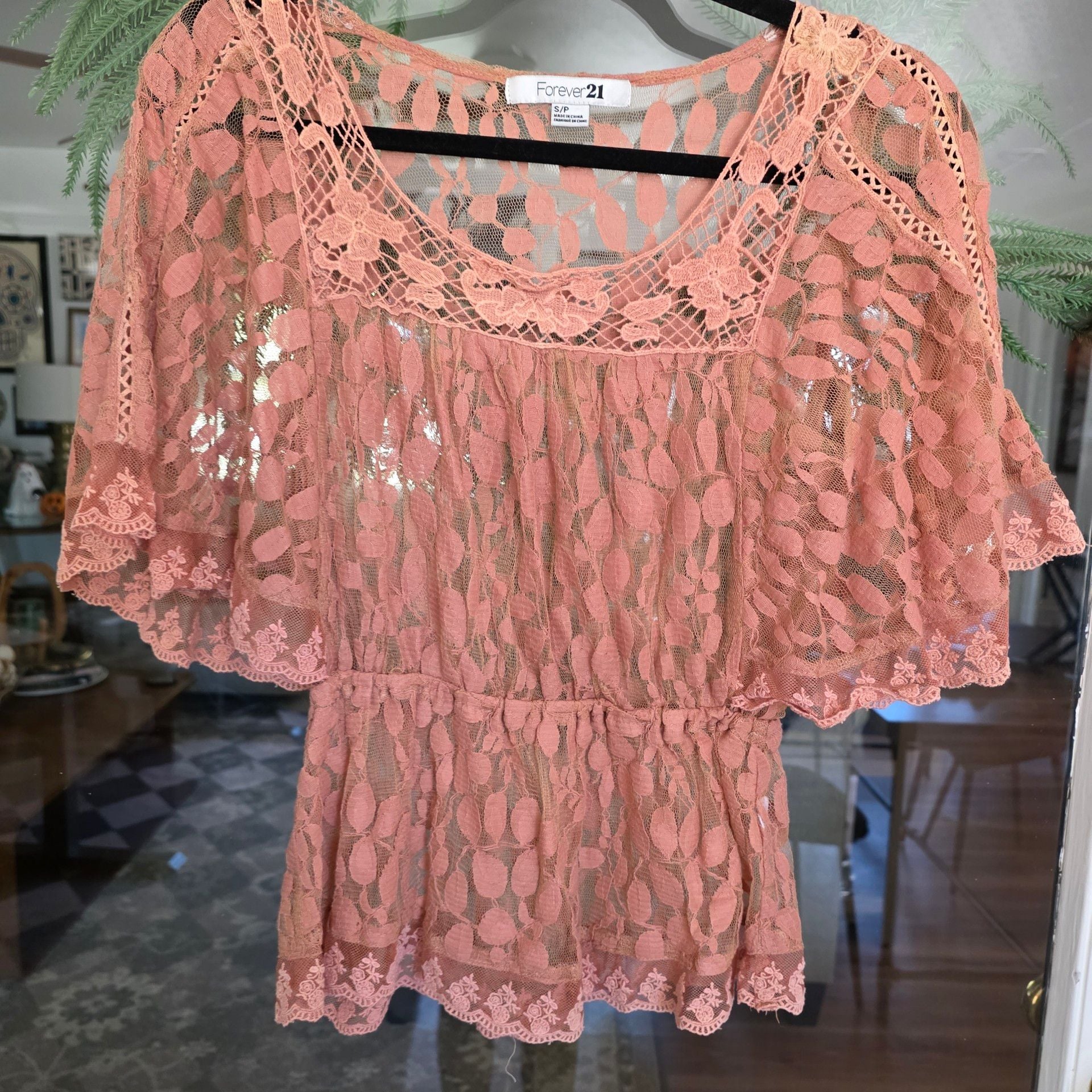 Forever 21 Lace Blouse Size S Peach Short Sleeve Peplum Top 1