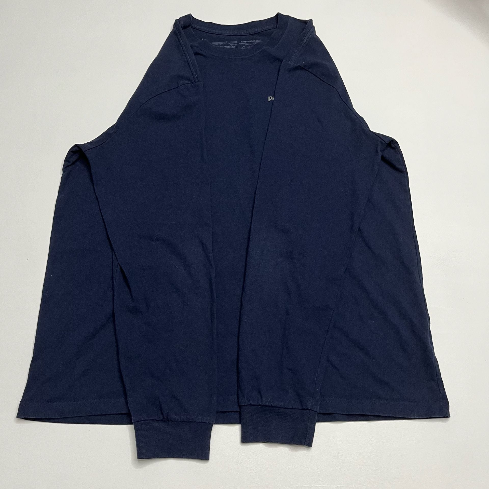Patagonia Men's Navy Blue Long Sleeve Logo T-Shirt Regular Fit Size L 8