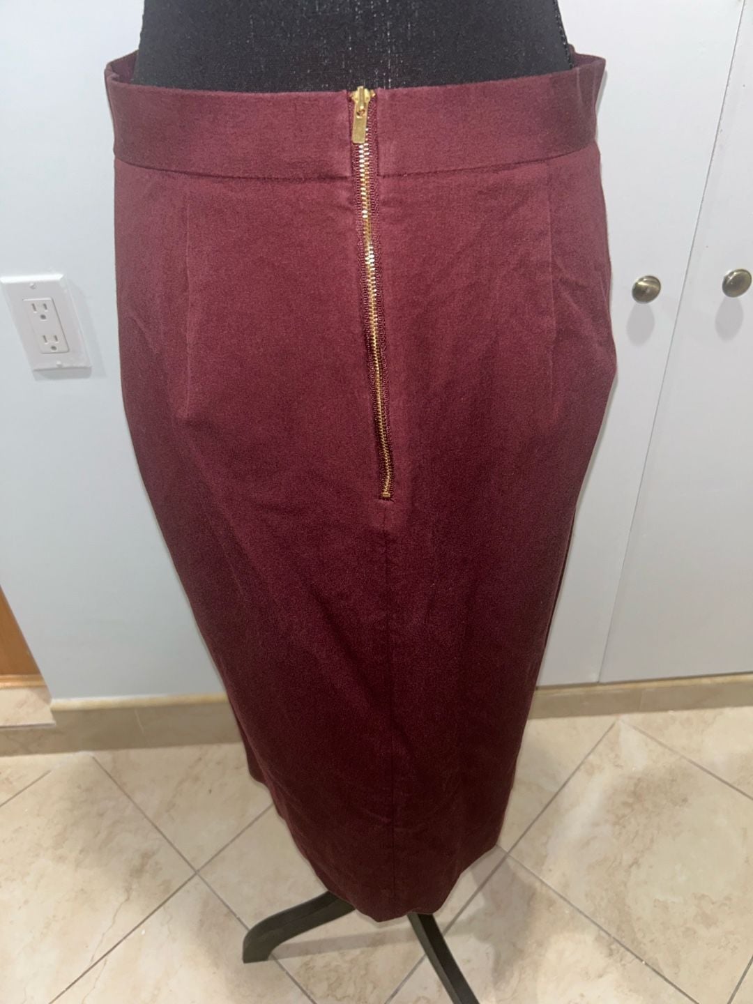 Banana Republic Pencil Skirt Size 8 Burgundy Faux Suede Midi 4