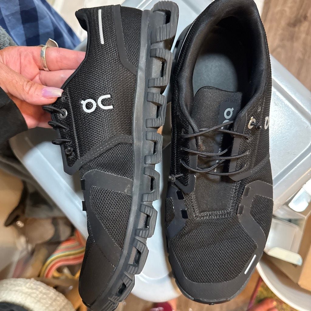 On Running Cloud 5 Shoes Black 9.5 6
