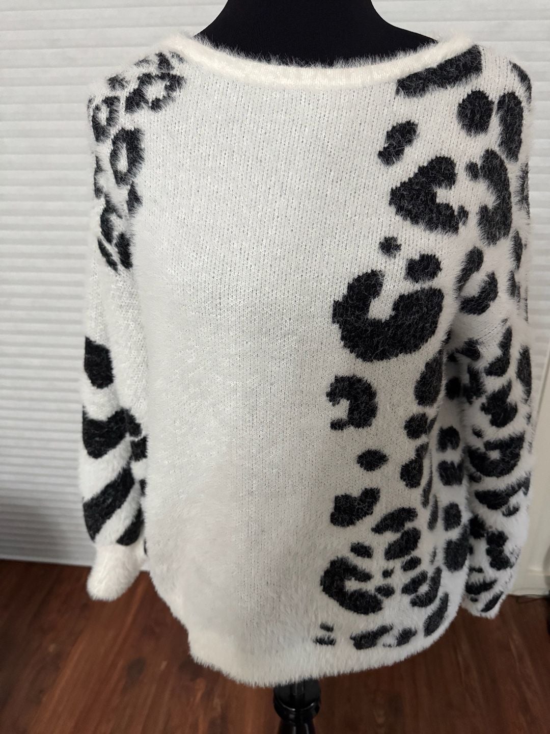 Vince Camuto Sweater Size XS Black White Animal Print Fuzzy Pullover 3