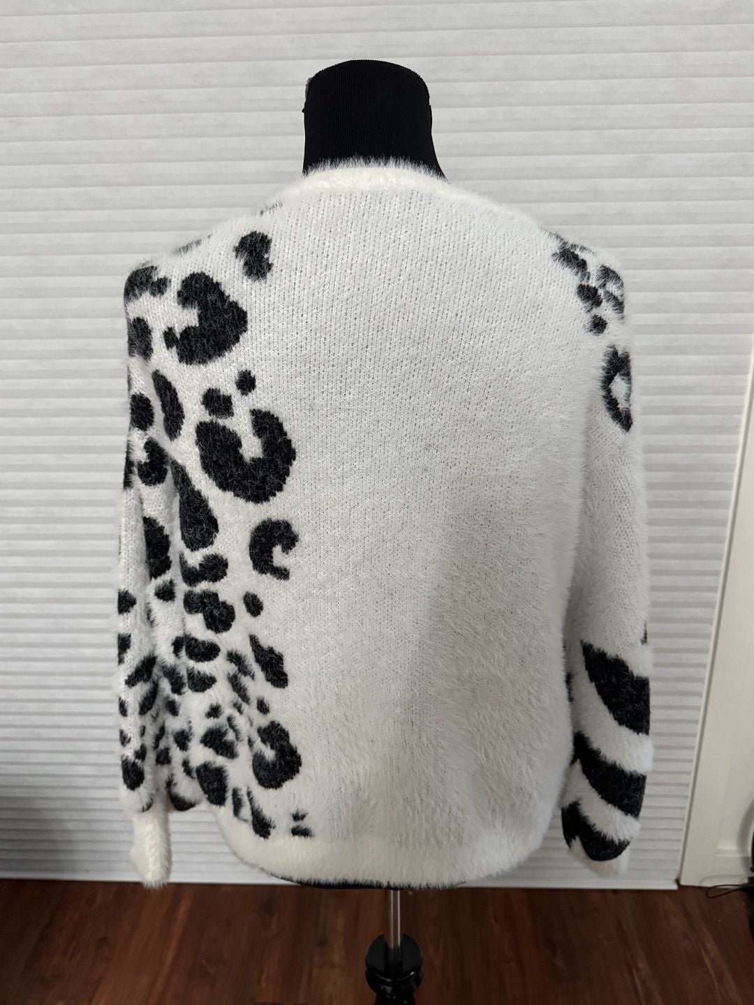 Vince Camuto Sweater Size XS Black White Animal Print Fuzzy Pullover 4