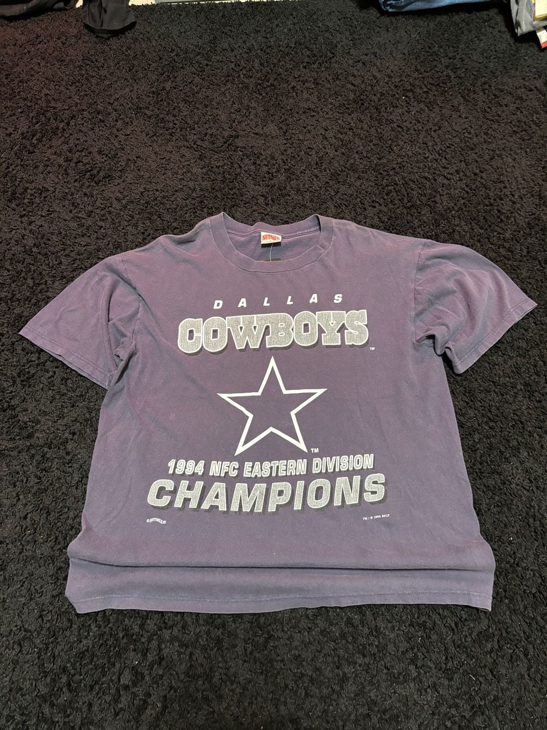 Vintage 1994 Dallas Cowboys NFC Champions NUTMEG graphic T-Shirt
Size Men’s XL🕶️
Measurements are listed 👓
Send offers📲📲
#Vintage #90s #NFL #Cowboys #FOOTBALL #NUTMEG 2