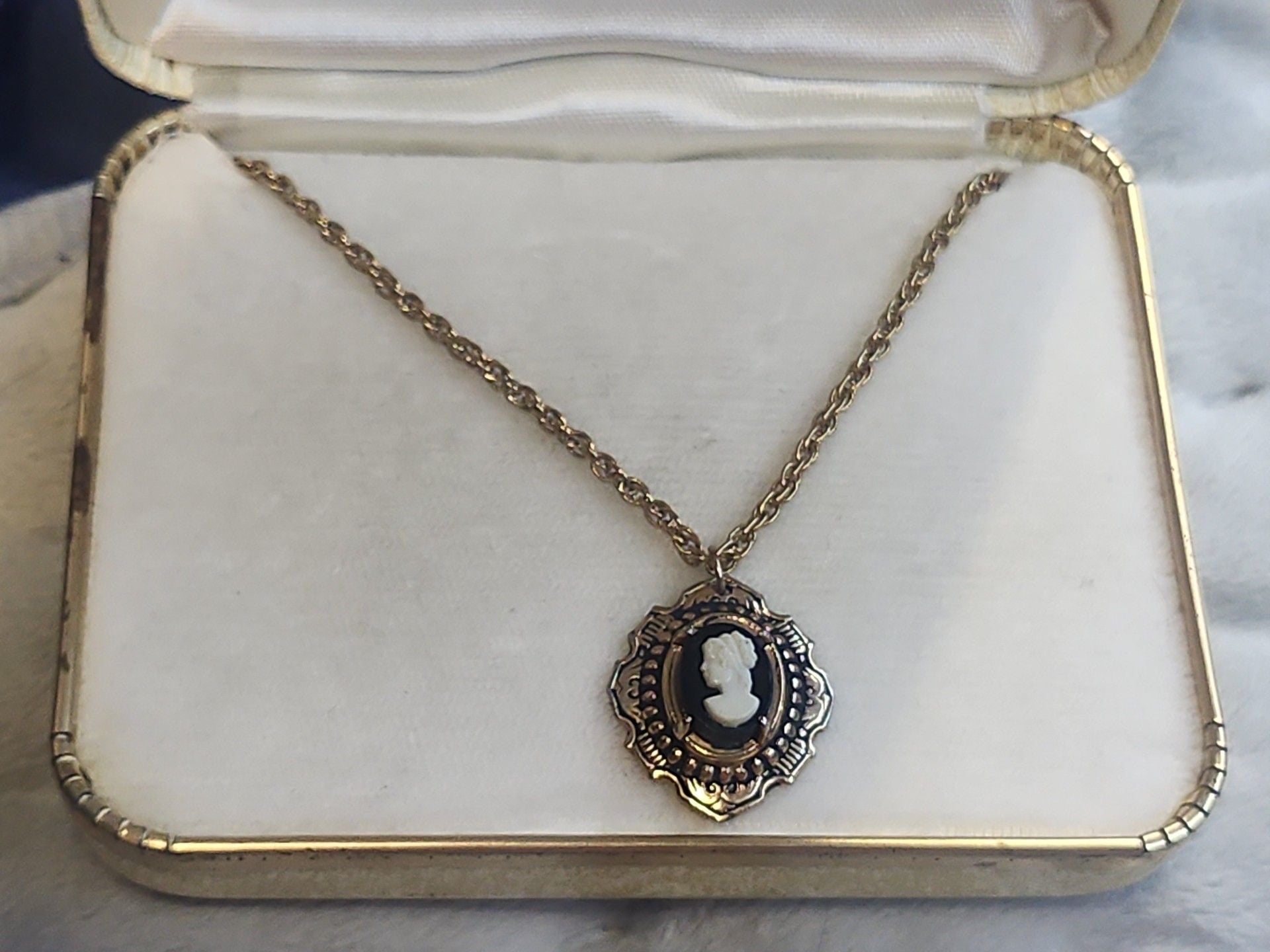 Vintage Gold Tone Black & White Cameo Pendant Necklace 3