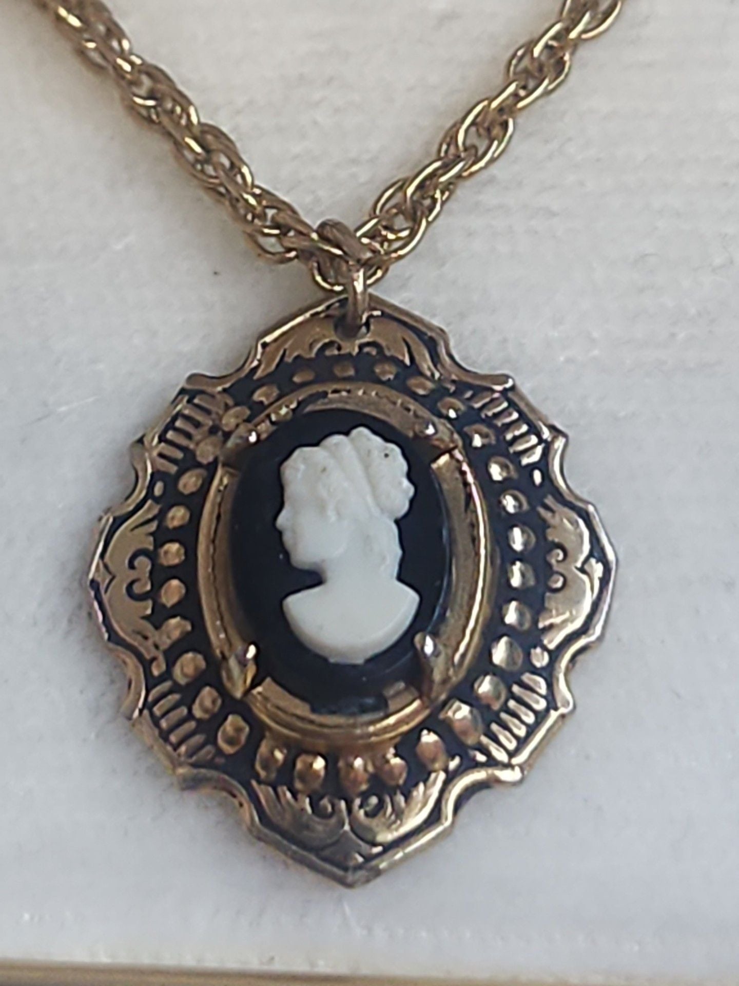 Vintage Gold Tone Black & White Cameo Pendant Necklace 4